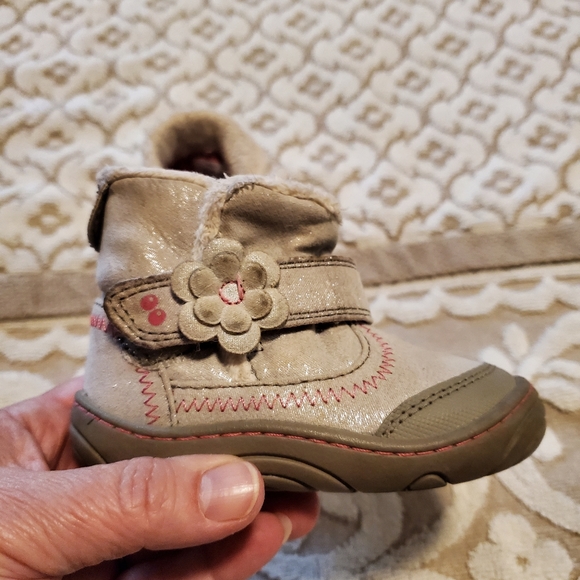 Stride Rite Surprize velcro boots with faux fur around top - Picture 3 of 6